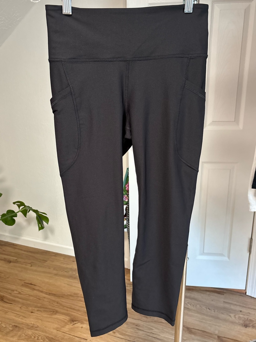 Old Navy high rise Powersoft crop leggings with pockets, medium. Runs small